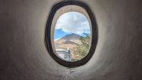 Fenster mit Blick auf den Cerro Rico beim Aufstieg auf den Kirchturm