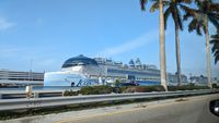 weltweit gr&ouml;&szlig;te Kreuzfahrtschiff im Hafen von Miami Beach