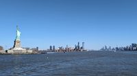 Freiheitsstatue und Skyline von Jersey City und Manhattan